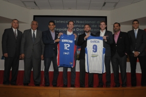 Kenny Atkinson junto a Eduardo Najri y Rafael Uribe es presentado como coach de la seleccion nacional